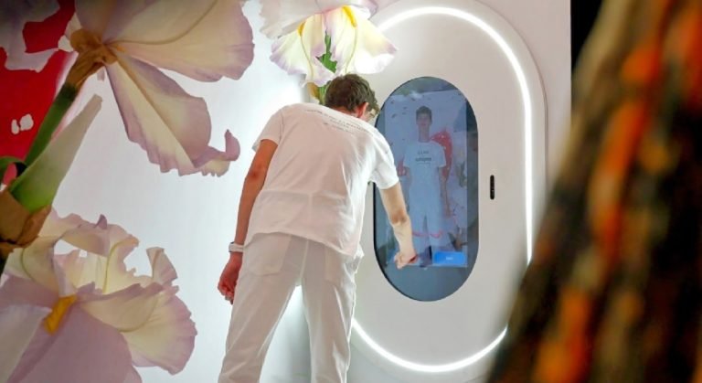 Snap Launches AR Mirrors Allowing Shoppers to Virtually Try on Clothes