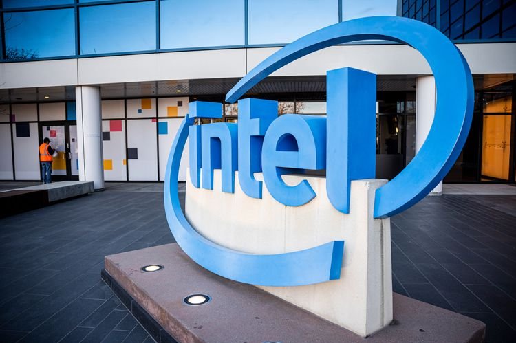 Intel Europe Production Cuts AI Chips 2025: Gaudi 3 Leads $323B AI Market Charge